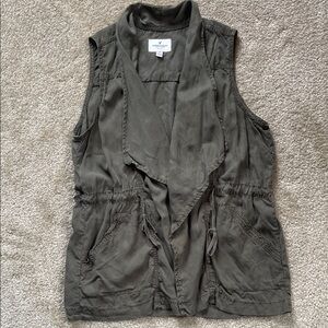 American Eagle Olive Green Sleeveless Vest